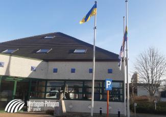vlaggen halfstok aan gemeentehuis